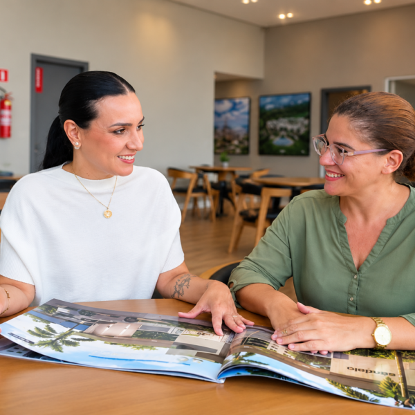 Lorena Fonseca em atendimento imobiliário em Feira de Santana