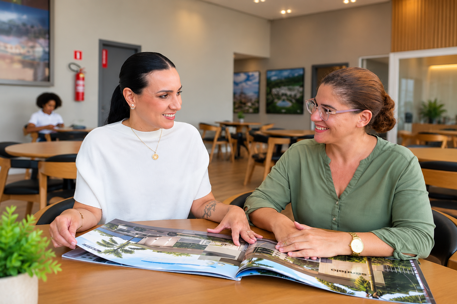 Lorena Fonseca em atendimento imobiliário em Feira de Santana