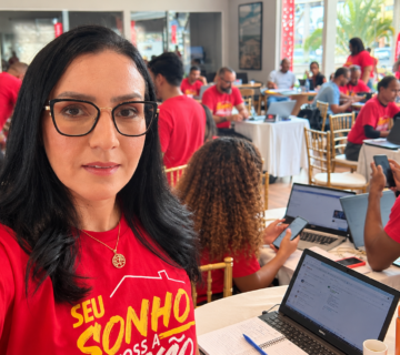 Lorena Fonseca durante atendimento imobiliário em Feira de Santana