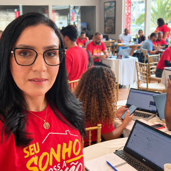 Lorena Fonseca durante atendimento imobiliário em Feira de Santana