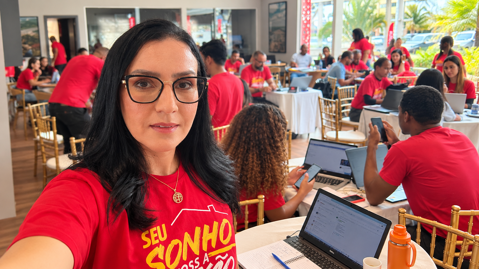 Lorena Fonseca durante atendimento imobiliário em Feira de Santana